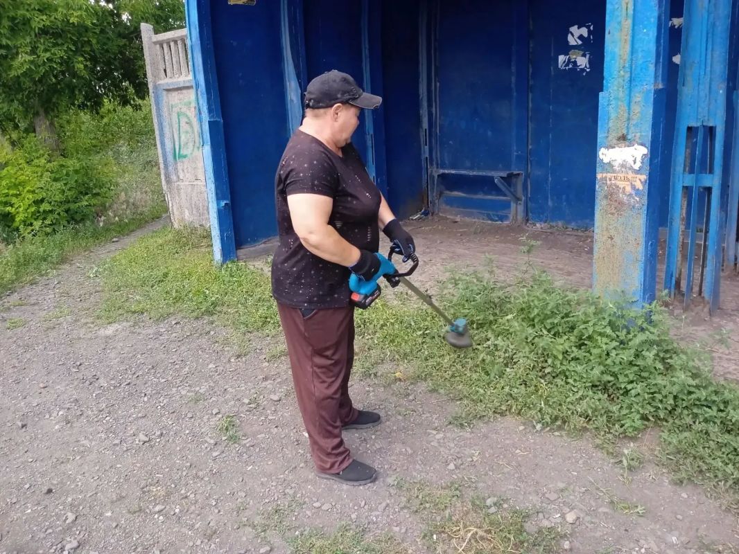 Работы по благоустройству территории городского округа продолжаются Работы по благоустройству территории городского округа продолжаются