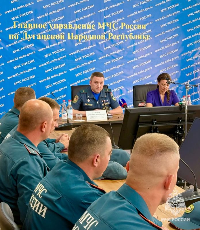 Спасибо тем, кто спасает. В стенах Главного управления МЧС России по Луганской Народной Республике прошло торжественное чествование сотрудников спасательного ведомства региона Спасибо тем, кто спасает. В стенах Главного управления МЧС России по Луганской Народной Республике прошло торжественное чествование сотрудников спасательного ведомства региона