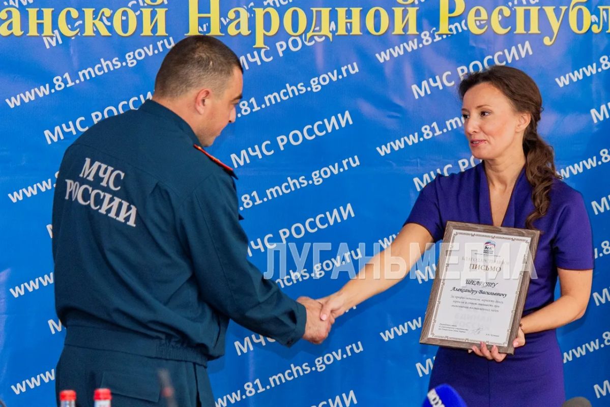 В Луганске прошло торжественное чествование сотрудников МЧС, выполнявших спасательную операцию в Старобельске В Луганске прошло торжественное чествование сотрудников МЧС, выполнявших спасательную операцию в Старобельске