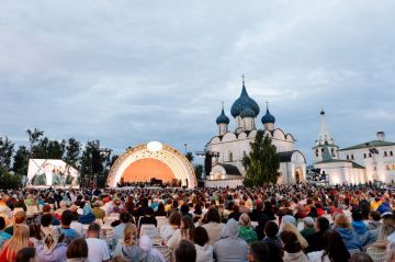 Дети участников СВО из регионов Центрального федерального округа вместе с родителями посетили II Летний фестиваль народного артиста России Дениса Мацуева в Суздале