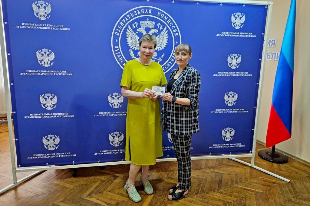 Председатель Избиркома ЛНР вручила удостоверения уполномоченным по финансовым вопросам «ЕДИНОЙ РОССИИ»