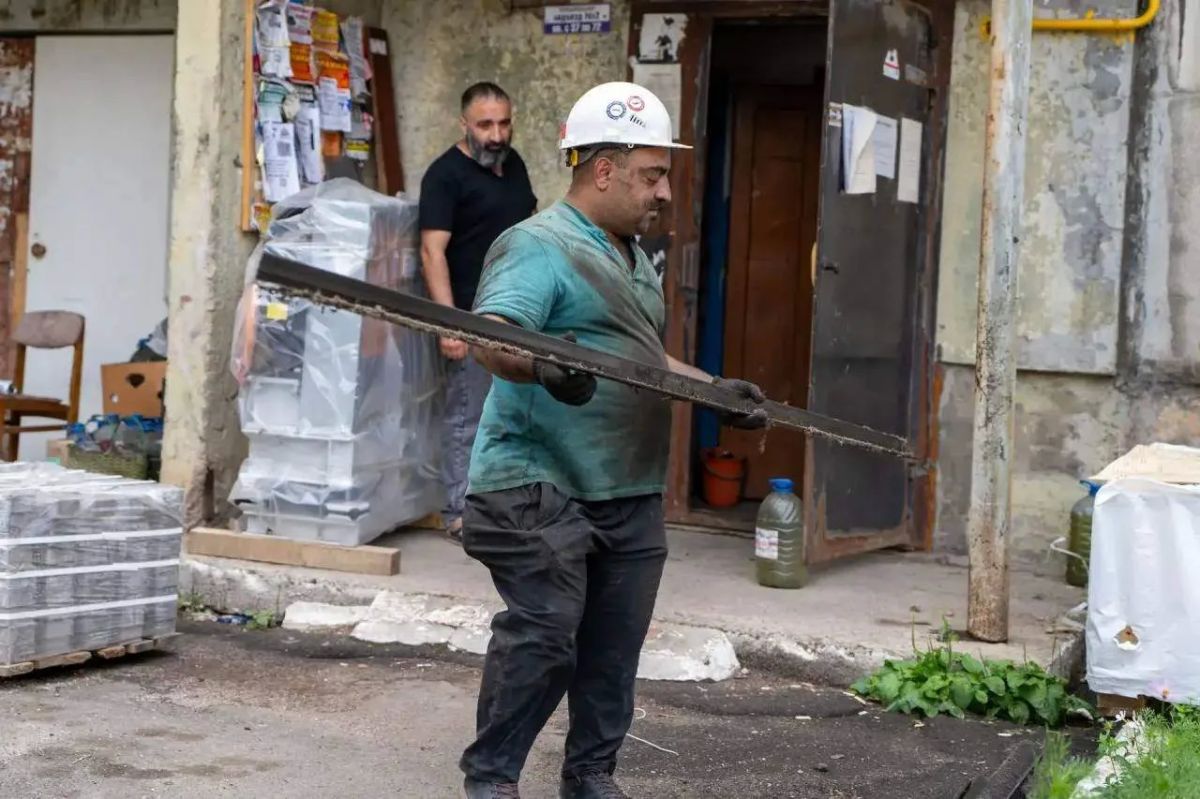 Щербинский лифтостроительный завод, который выступает подрядной организацией, планирует сдать в эксплуатацию еще около 100 новых лифтов в многоквартирных домах ЛНР к началу августа Щербинский лифтостроительный завод, который выступает подрядной организацией, планирует сдать в эксплуатацию еще около 100 новых лифтов в многоквартирных домах ЛНР к началу августа