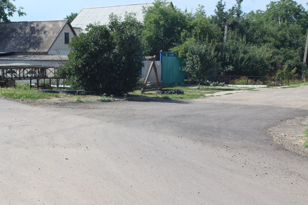 В поселке Славяносербск по народной программе «Единой России» осуществляется ремонт автодороги по улице Комсомольская В поселке Славяносербск по народной программе «Единой России» осуществляется ремонт автодороги по улице Комсомольская