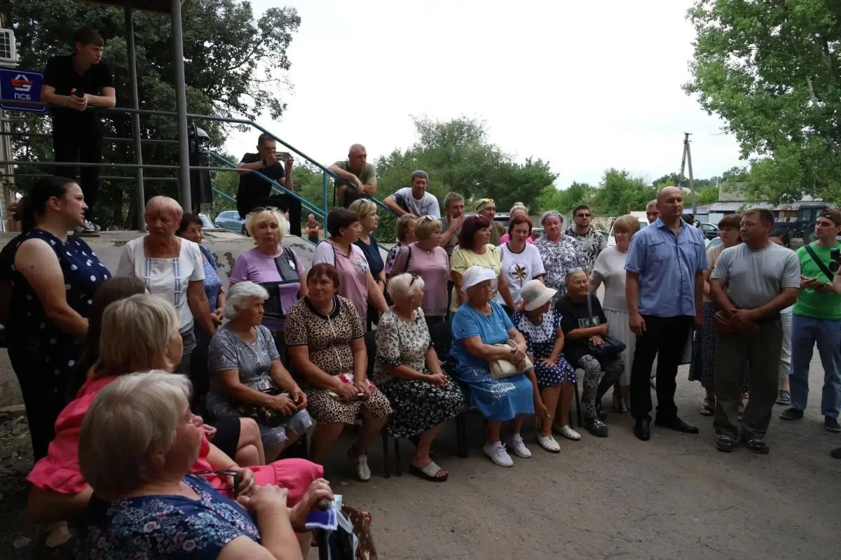 Денис Колесников встретился с жителями села Роскошное Денис Колесников встретился с жителями села Роскошное