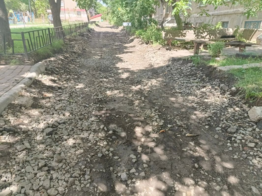 В Ровеньках продолжается обновление внутриквартального проезда на улице Ленина В Ровеньках продолжается обновление внутриквартального проезда на улице Ленина