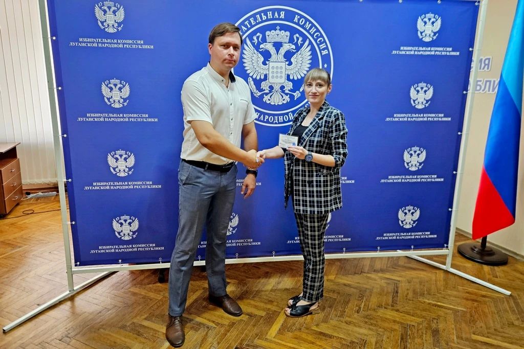 Председатель Избиркома ЛНР вручила удостоверения уполномоченным по финансовым вопросам «ЕДИНОЙ РОССИИ» Председатель Избиркома ЛНР вручила удостоверения уполномоченным по финансовым вопросам «ЕДИНОЙ РОССИИ»