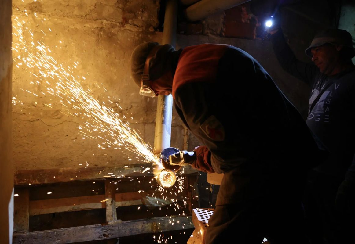 Аварийная бригада Татарстана готовит инженерные сети многоквартирных домов Лисичанска к зиме Аварийная бригада Татарстана готовит инженерные сети многоквартирных домов Лисичанска к зиме