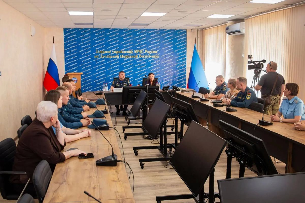 Зампред Госдумы Анна Кузнецова вручила награды сотрудникам МЧС, работавшим на спасательной операции в Старобельске Зампред Госдумы Анна Кузнецова вручила награды сотрудникам МЧС, работавшим на спасательной операции в Старобельске