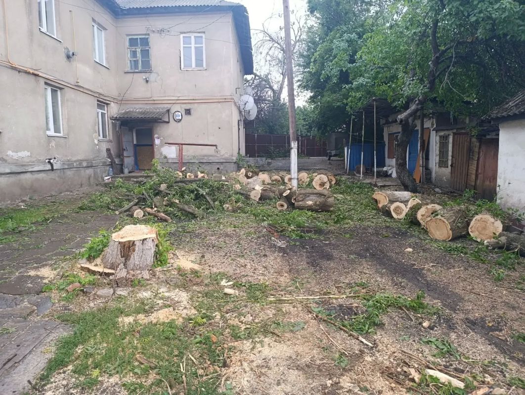 Работы по благоустройству территории городского округа продолжаются Работы по благоустройству территории городского округа продолжаются