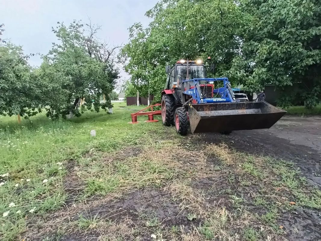 Работы по благоустройству территории городского округа продолжаются Работы по благоустройству территории городского округа продолжаются
