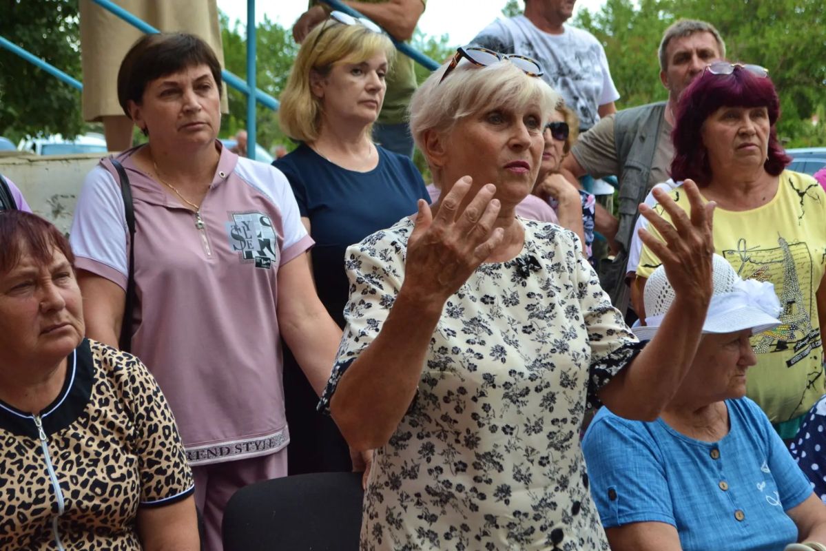 В поселке Роскошное, который не так давно вошел в состав Луганска, прошел Муниципальный диалог с участием Главы города Яны Пащенко, Председателя Совета Сергея Цемкало, депутата Народного Совета Дениса Колесникова, а также... В поселке Роскошное, который не так давно вошел в состав Луганска, прошел Муниципальный диалог с участием Главы города Яны Пащенко, Председателя Совета Сергея Цемкало, депутата Народного Совета Дениса Колесникова, а также...