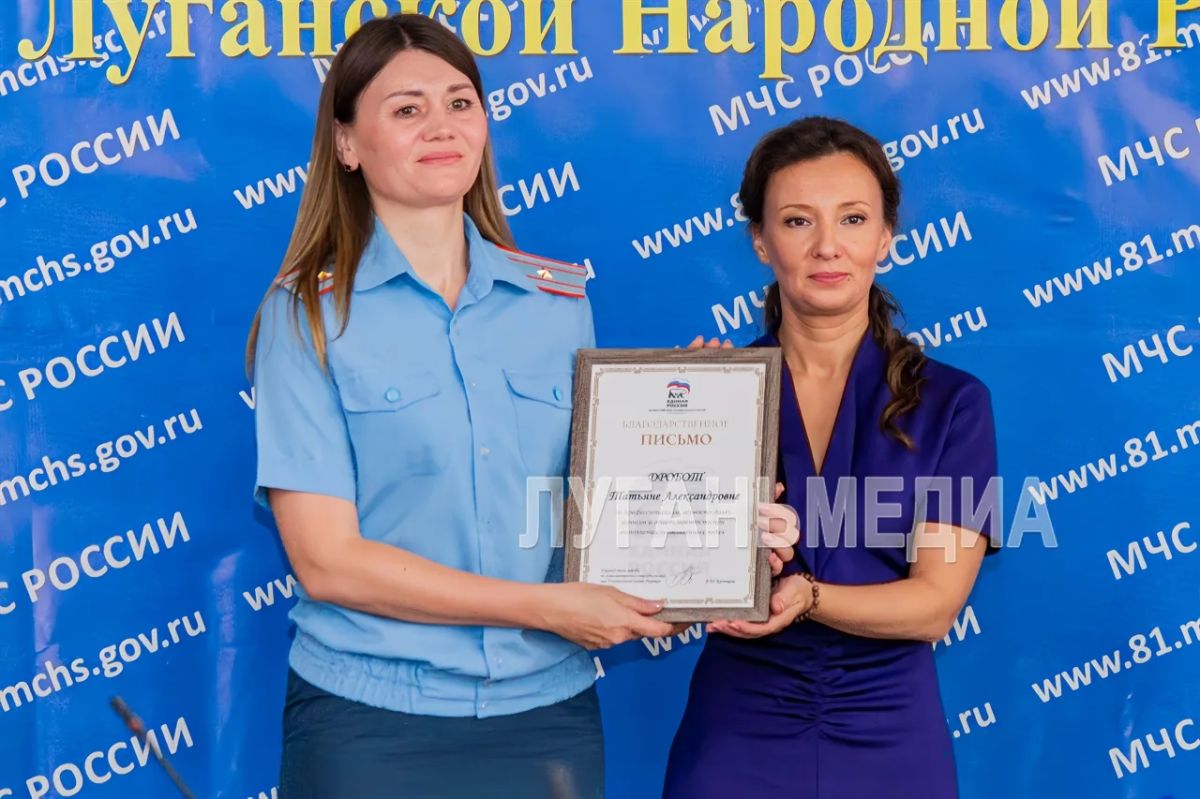 В Луганске прошло торжественное чествование сотрудников МЧС, выполнявших спасательную операцию в Старобельске В Луганске прошло торжественное чествование сотрудников МЧС, выполнявших спасательную операцию в Старобельске