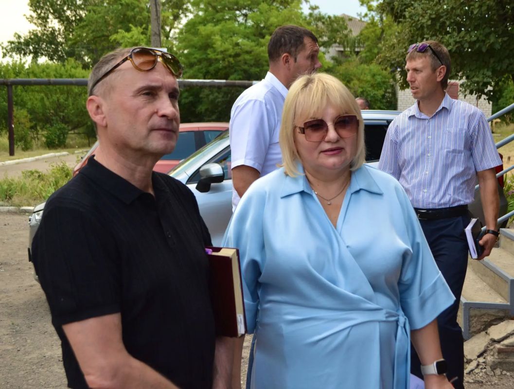В поселке Роскошное, который не так давно вошел в состав Луганска, прошел Муниципальный диалог с участием Главы города Яны Пащенко, Председателя Совета Сергея Цемкало, депутата Народного Совета Дениса Колесникова, а также... В поселке Роскошное, который не так давно вошел в состав Луганска, прошел Муниципальный диалог с участием Главы города Яны Пащенко, Председателя Совета Сергея Цемкало, депутата Народного Совета Дениса Колесникова, а также...