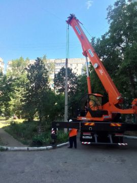 В квартале Мирном проводится замена опор внешнего освещения