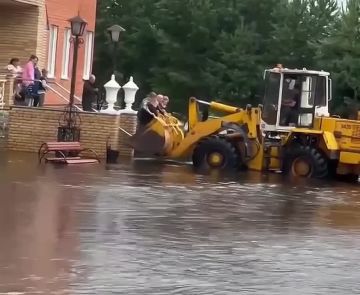 Свердловский санаторий во время паводка эвакуировал пенсионерок в ковше экскаватора
