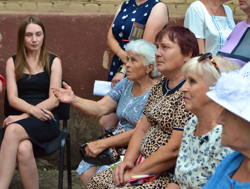 В поселке Роскошное, который не так давно вошел в состав Луганска, прошел Муниципальный диалог с участием Главы города Яны Пащенко, Председателя Совета Сергея Цемкало, депутата Народного Совета Дениса Колесникова, а также... В поселке Роскошное, который не так давно вошел в состав Луганска, прошел Муниципальный диалог с участием Главы города Яны Пащенко, Председателя Совета Сергея Цемкало, депутата Народного Совета Дениса Колесникова, а также...