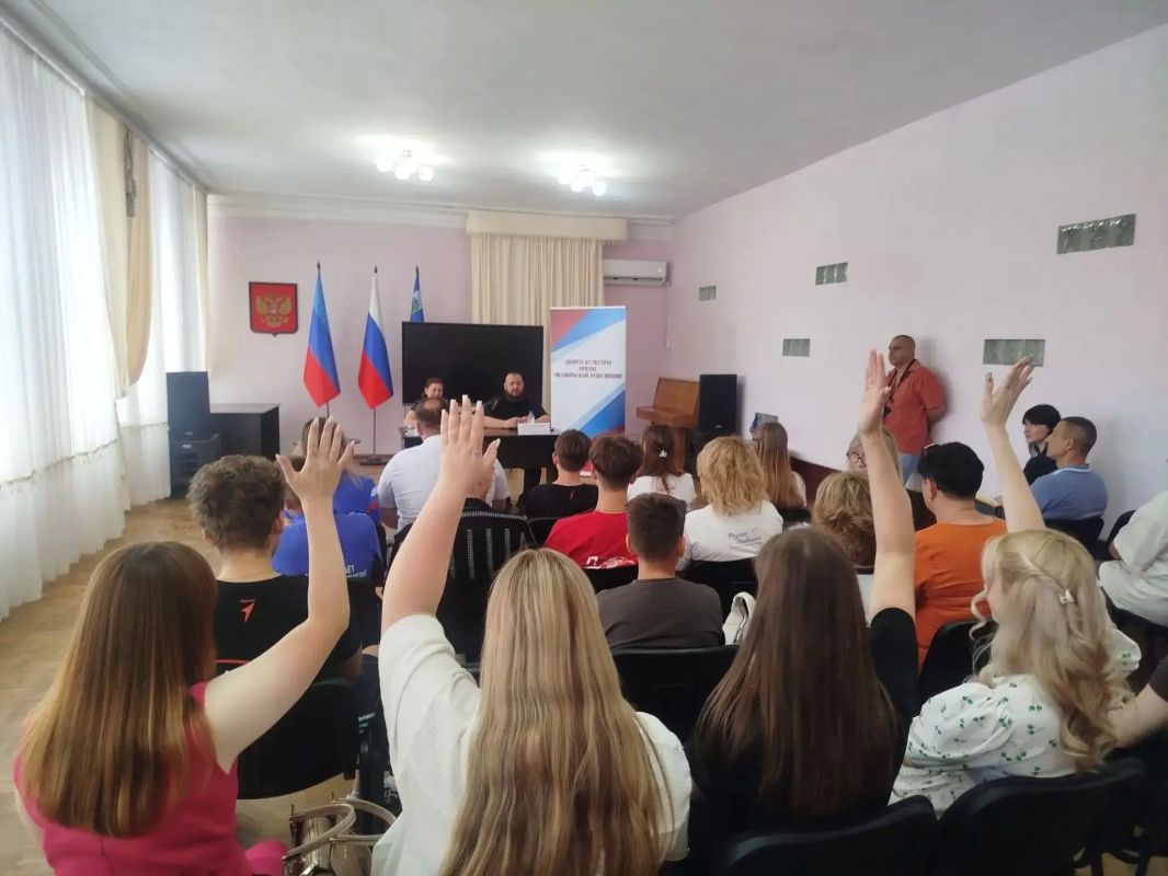 В литературной гостиной Дворца культуры имени Октябрьской Революции прошёл открытый диалог между депутатами Народного Совета ЛНР Иваном Санаевым, Антониной Машковой и лидерами общественного мнения, активистами молодёжных... В литературной гостиной Дворца культуры имени Октябрьской Революции прошёл открытый диалог между депутатами Народного Совета ЛНР Иваном Санаевым, Антониной Машковой и лидерами общественного мнения, активистами молодёжных...