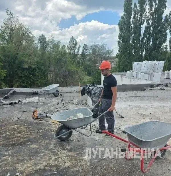 В Первомайске продолжается капитальный ремонт кровли детского сада «Сказка»