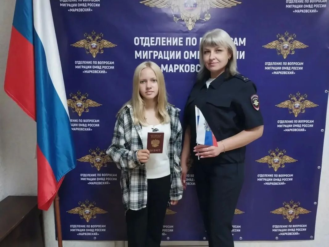 Юным жителям республики торжественно вручили первые паспорта гражданина Российской Федерации Юным жителям республики торжественно вручили первые паспорта гражданина Российской Федерации