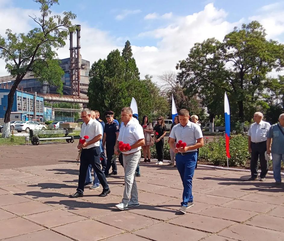 В преддверии профессионального праздника, Дня металлурга, Председатель Совета городского округа город Алчевск Роман Лысенко отдал дань уважения героям-металлургам В преддверии профессионального праздника, Дня металлурга, Председатель Совета городского округа город Алчевск Роман Лысенко отдал дань уважения героям-металлургам