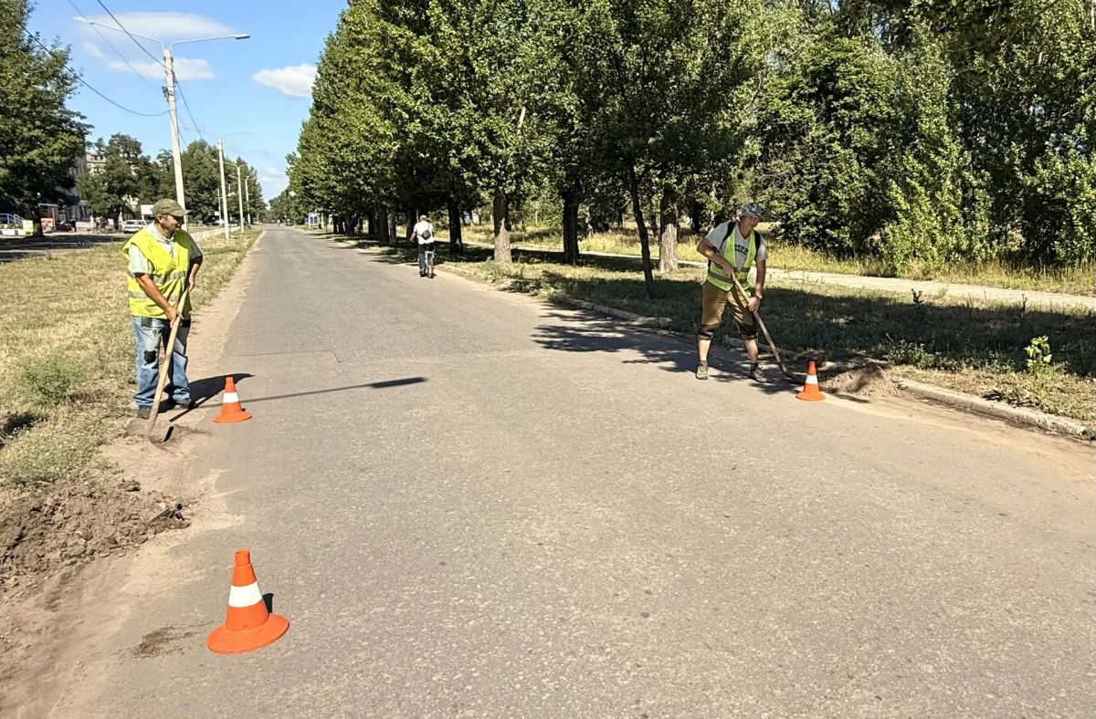 Специалисты МУП «ДЭП города Рубежное» не прекращают трудиться над тем, чтобы городские улицы оставались чистыми и благоустроенными