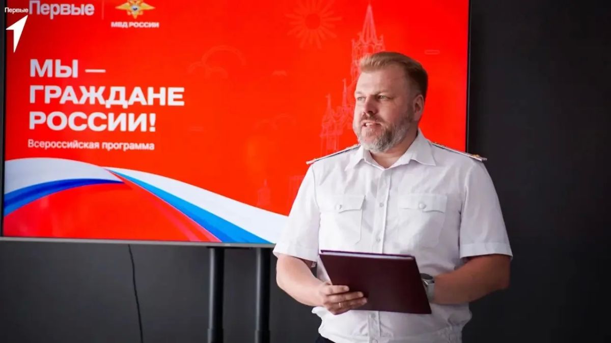 Юным жителям республики торжественно вручили первые паспорта гражданина Российской Федерации Юным жителям республики торжественно вручили первые паспорта гражданина Российской Федерации