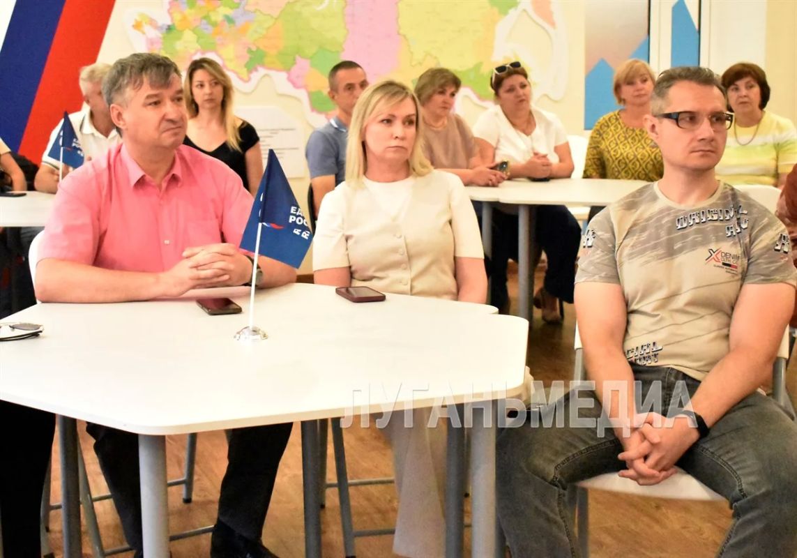 Депутаты Народного Совета ЛНР провели в Брянке встречу с представителями Совета городского округа Депутаты Народного Совета ЛНР провели в Брянке встречу с представителями Совета городского округа