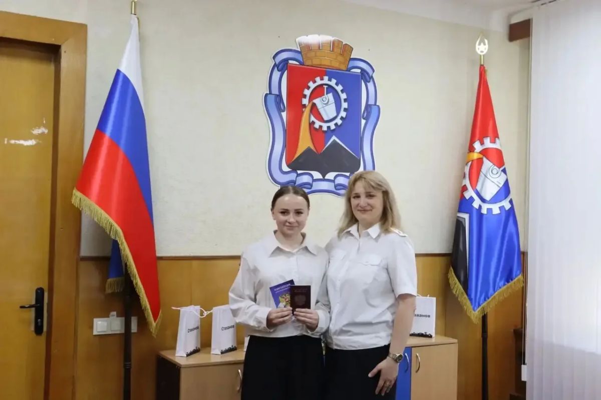 Юным жителям республики торжественно вручили первые паспорта гражданина Российской Федерации Юным жителям республики торжественно вручили первые паспорта гражданина Российской Федерации