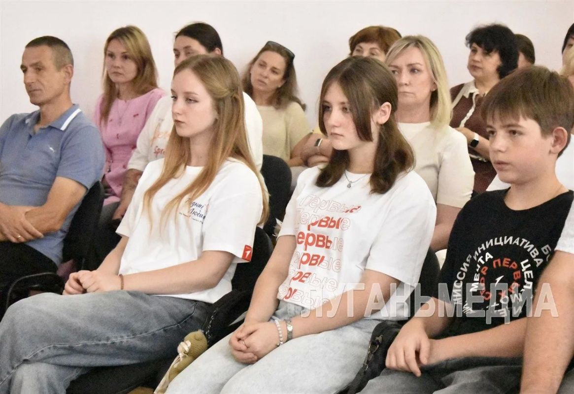 Молодые активисты Брянки пообщались с депутатом Народного Совета ЛНР Молодые активисты Брянки пообщались с депутатом Народного Совета ЛНР
