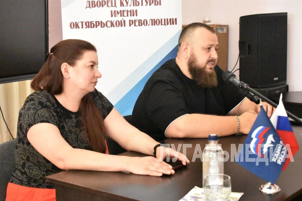 Молодые активисты Брянки пообщались с депутатом Народного Совета ЛНР