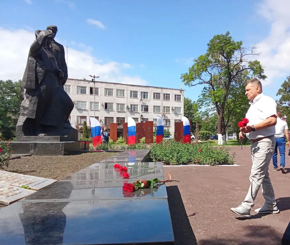 В преддверии профессионального праздника, Дня металлурга, Председатель Совета городского округа город Алчевск Роман Лысенко отдал дань уважения героям-металлургам В преддверии профессионального праздника, Дня металлурга, Председатель Совета городского округа город Алчевск Роман Лысенко отдал дань уважения героям-металлургам