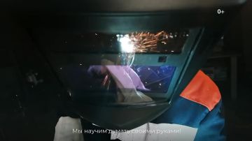 Искры и металл — то, с чем предстоит работать этой смелой студентке