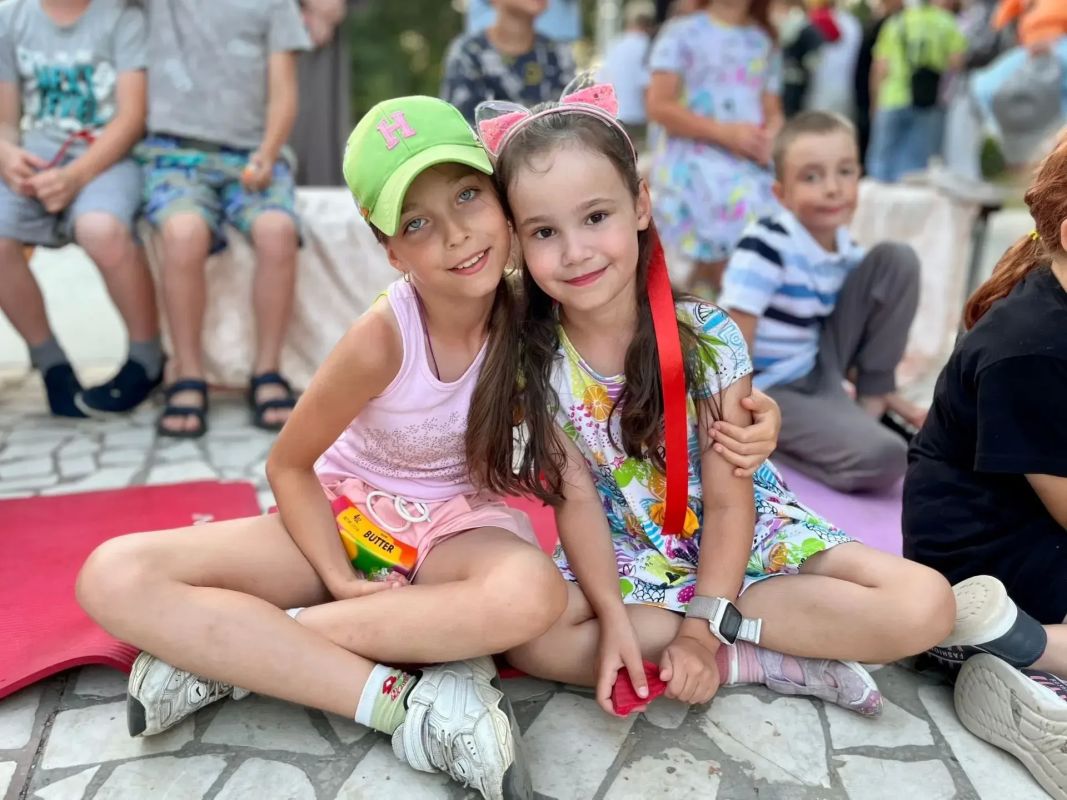 Вот и подошла к концу ещё одна смена в ДОЛ "Черноморская зорька" для юных ровеньчан! Вот и подошла к концу ещё одна смена в ДОЛ "Черноморская зорька" для юных ровеньчан!