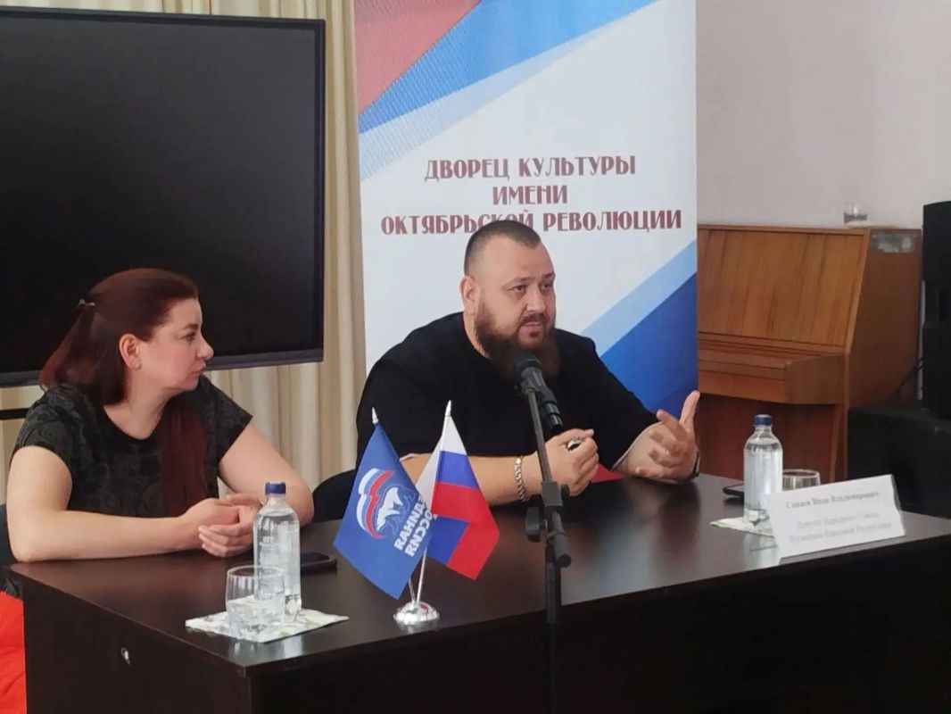 В литературной гостиной Дворца культуры имени Октябрьской Революции прошёл открытый диалог между депутатами Народного Совета ЛНР Иваном Санаевым, Антониной Машковой и лидерами общественного мнения, активистами молодёжных... В литературной гостиной Дворца культуры имени Октябрьской Революции прошёл открытый диалог между депутатами Народного Совета ЛНР Иваном Санаевым, Антониной Машковой и лидерами общественного мнения, активистами молодёжных...