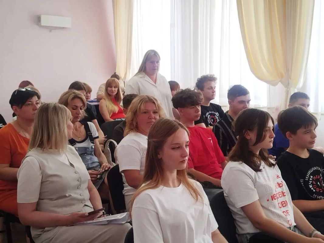 В литературной гостиной Дворца культуры имени Октябрьской Революции прошёл открытый диалог между депутатами Народного Совета ЛНР Иваном Санаевым, Антониной Машковой и лидерами общественного мнения, активистами молодёжных... В литературной гостиной Дворца культуры имени Октябрьской Революции прошёл открытый диалог между депутатами Народного Совета ЛНР Иваном Санаевым, Антониной Машковой и лидерами общественного мнения, активистами молодёжных...