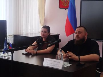 В литературной гостиной Дворца культуры имени Октябрьской Революции прошёл открытый диалог между депутатами Народного Совета ЛНР Иваном Санаевым, Антониной Машковой и лидерами общественного мнения, активистами молодёжных...