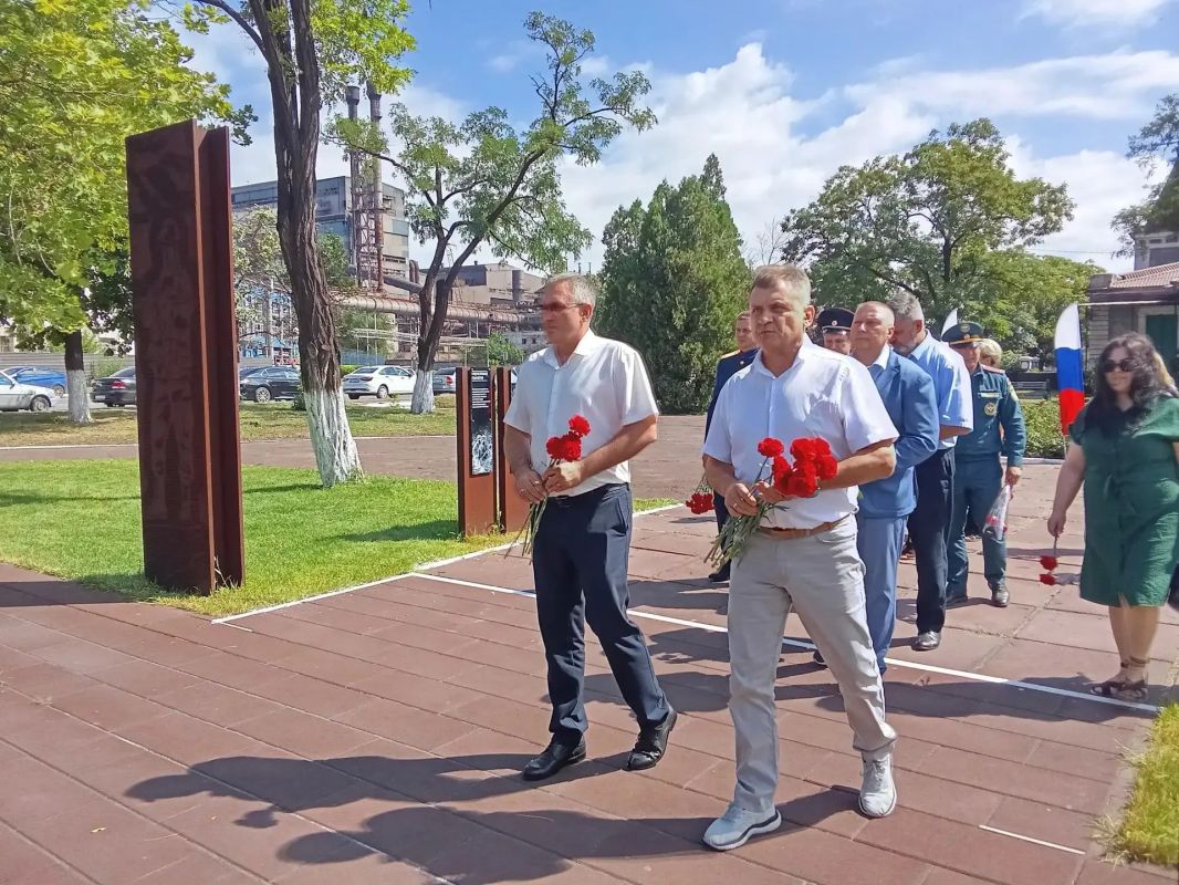В преддверии профессионального праздника, Дня металлурга, Председатель Совета городского округа город Алчевск Роман Лысенко отдал дань уважения героям-металлургам В преддверии профессионального праздника, Дня металлурга, Председатель Совета городского округа город Алчевск Роман Лысенко отдал дань уважения героям-металлургам