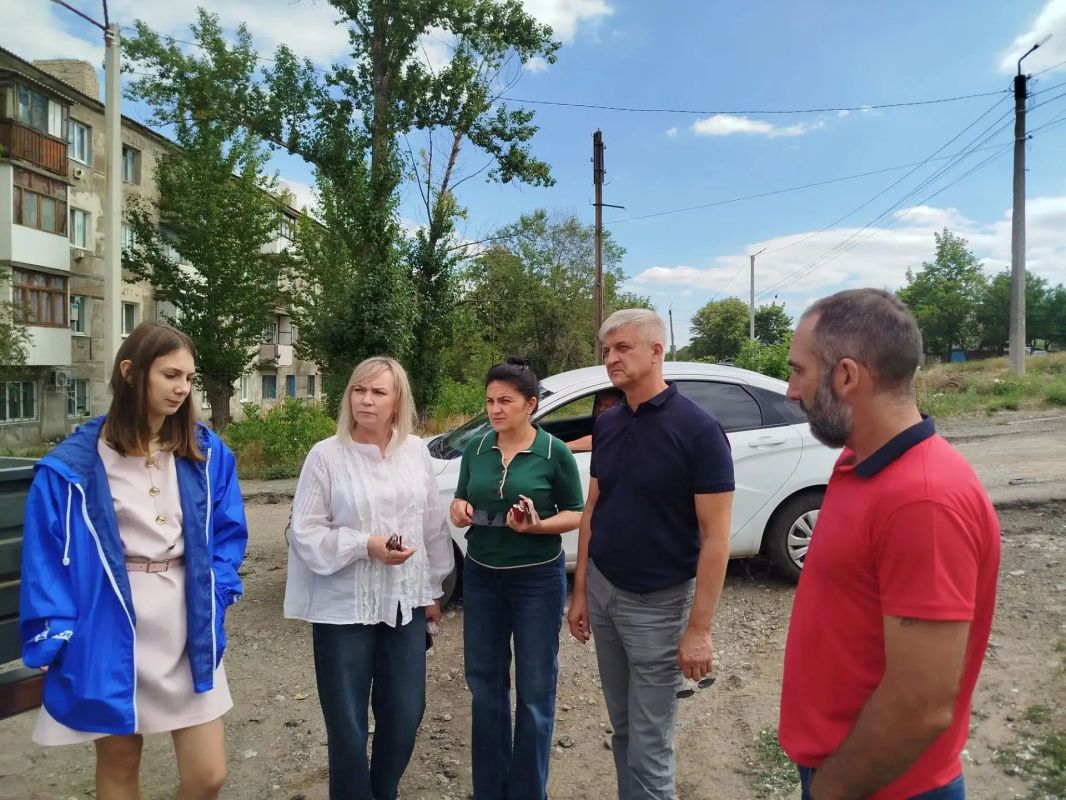 В Брянке продолжается системная работа по благоустройству контейнерных площадок — это важный шаг к наведению порядка в сфере обращения с твёрдыми коммунальными отходами и повышению комфорта жителей В Брянке продолжается системная работа по благоустройству контейнерных площадок — это важный шаг к наведению порядка в сфере обращения с твёрдыми коммунальными отходами и повышению комфорта жителей