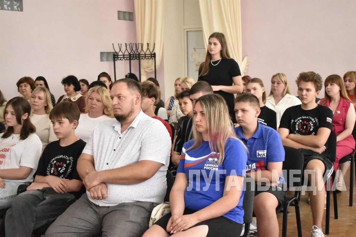 Молодые активисты Брянки пообщались с депутатом Народного Совета ЛНР Молодые активисты Брянки пообщались с депутатом Народного Совета ЛНР