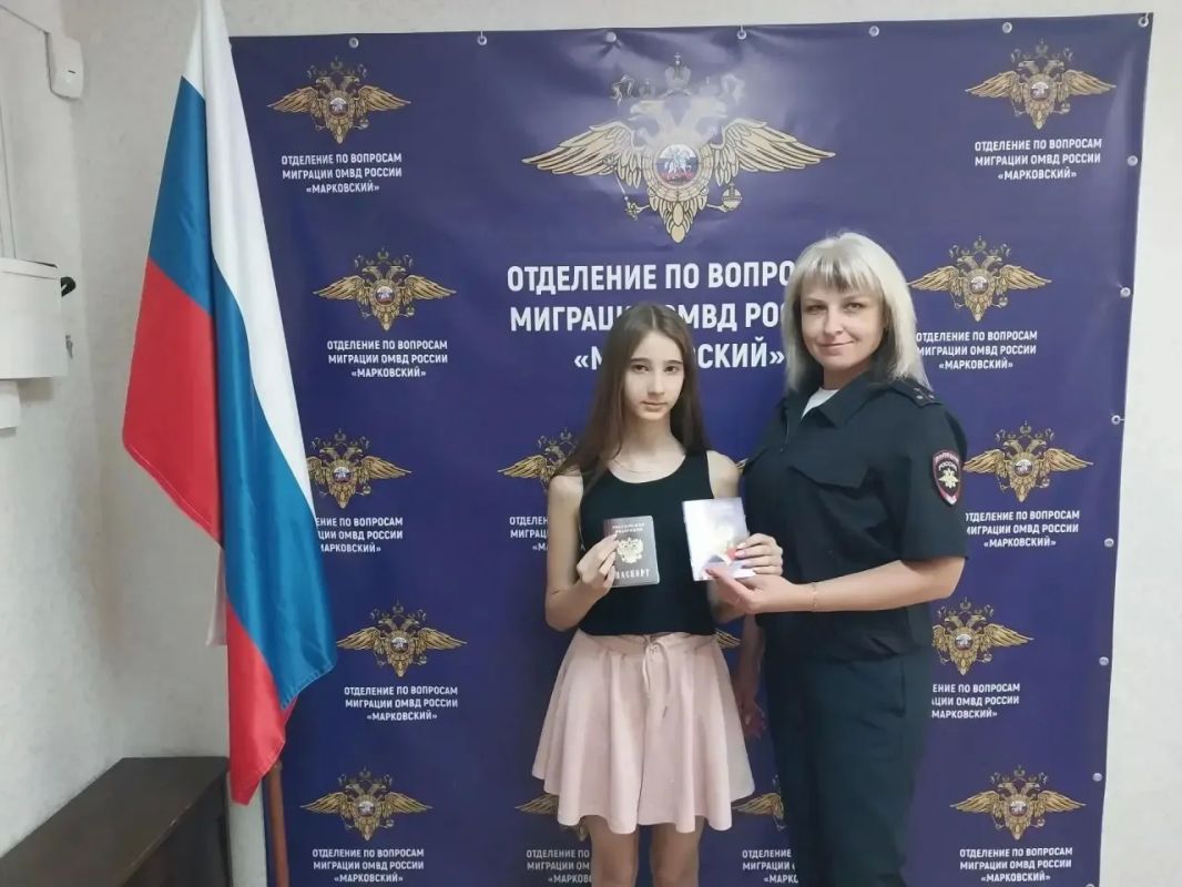 Юным жителям республики торжественно вручили первые паспорта гражданина Российской Федерации Юным жителям республики торжественно вручили первые паспорта гражданина Российской Федерации