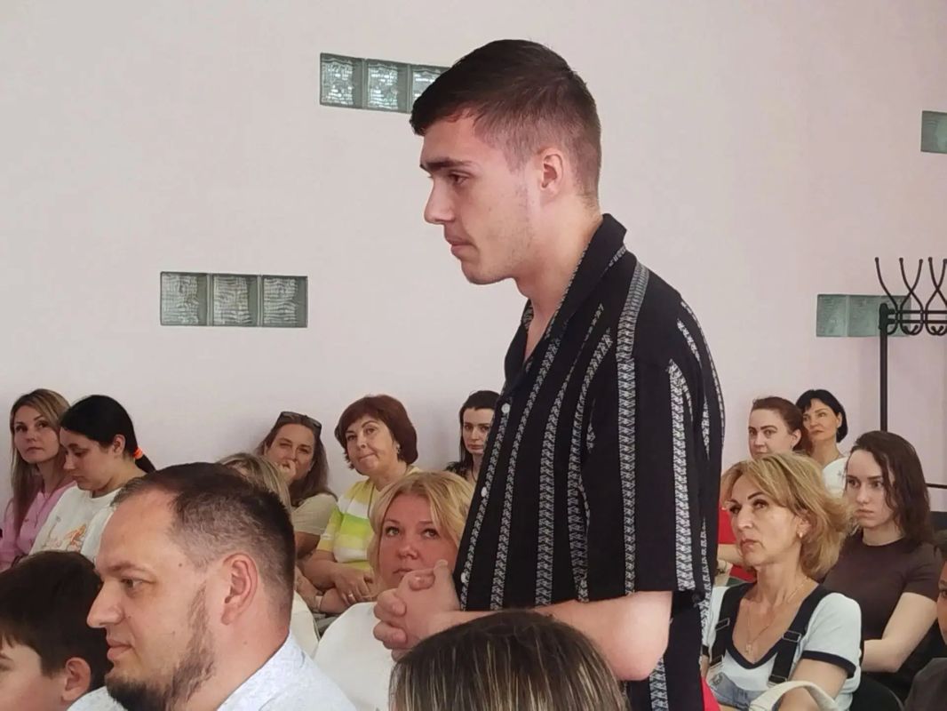 В литературной гостиной Дворца культуры имени Октябрьской Революции прошёл открытый диалог между депутатами Народного Совета ЛНР Иваном Санаевым, Антониной Машковой и лидерами общественного мнения, активистами молодёжных... В литературной гостиной Дворца культуры имени Октябрьской Революции прошёл открытый диалог между депутатами Народного Совета ЛНР Иваном Санаевым, Антониной Машковой и лидерами общественного мнения, активистами молодёжных...