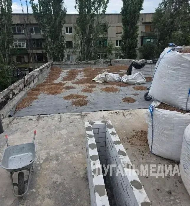 В Первомайске продолжается капитальный ремонт кровли детского сада «Сказка» В Первомайске продолжается капитальный ремонт кровли детского сада «Сказка»