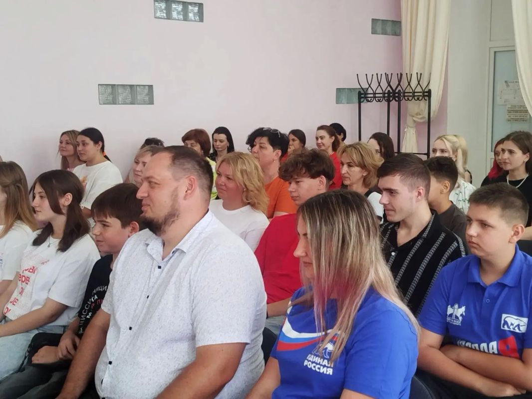 В литературной гостиной Дворца культуры имени Октябрьской Революции прошёл открытый диалог между депутатами Народного Совета ЛНР Иваном Санаевым, Антониной Машковой и лидерами общественного мнения, активистами молодёжных... В литературной гостиной Дворца культуры имени Октябрьской Революции прошёл открытый диалог между депутатами Народного Совета ЛНР Иваном Санаевым, Антониной Машковой и лидерами общественного мнения, активистами молодёжных...