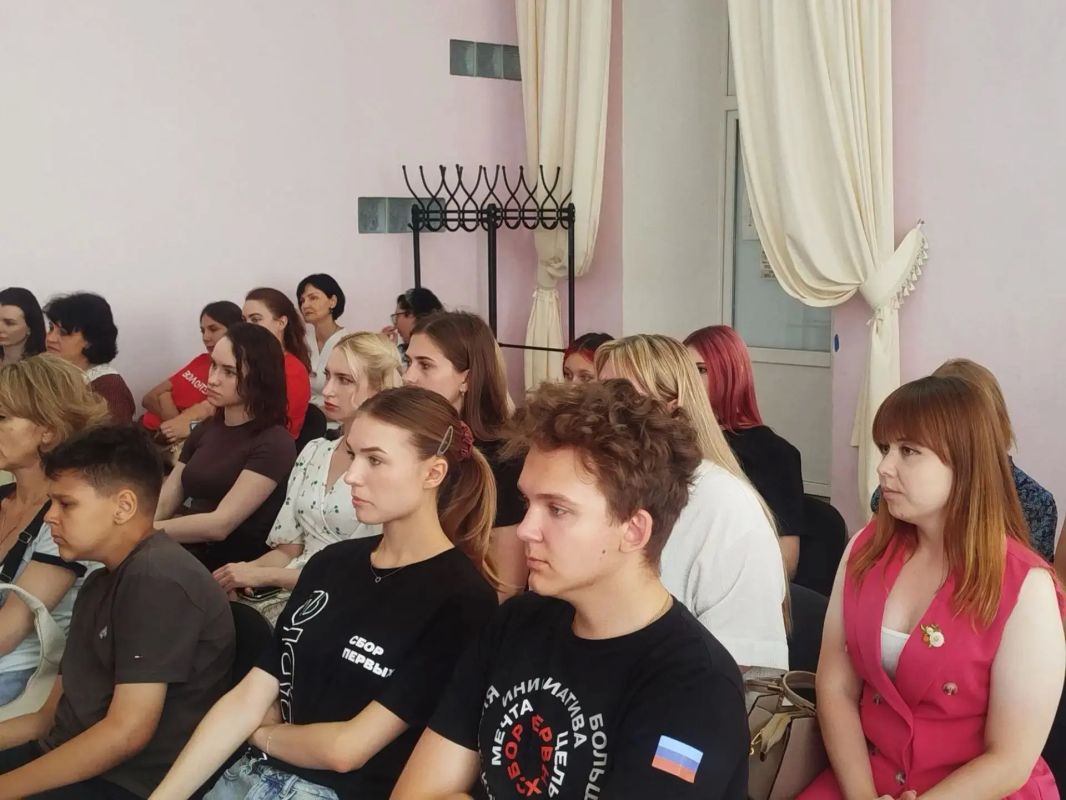 В литературной гостиной Дворца культуры имени Октябрьской Революции прошёл открытый диалог между депутатами Народного Совета ЛНР Иваном Санаевым, Антониной Машковой и лидерами общественного мнения, активистами молодёжных... В литературной гостиной Дворца культуры имени Октябрьской Революции прошёл открытый диалог между депутатами Народного Совета ЛНР Иваном Санаевым, Антониной Машковой и лидерами общественного мнения, активистами молодёжных...