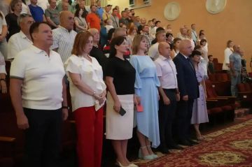 Поздравили с профессиональным праздником коллектив Стахановского завода ферросплавов
