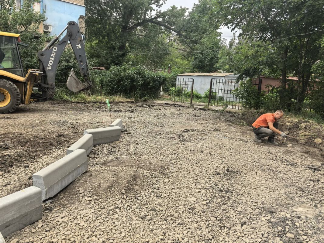 В рамках муниципального контракта продолжаем ремонт внутридворовой дороги на территории домов № 1, 1а, 2а и 3а по улице Красных шахтёров В рамках муниципального контракта продолжаем ремонт внутридворовой дороги на территории домов № 1, 1а, 2а и 3а по улице Красных шахтёров