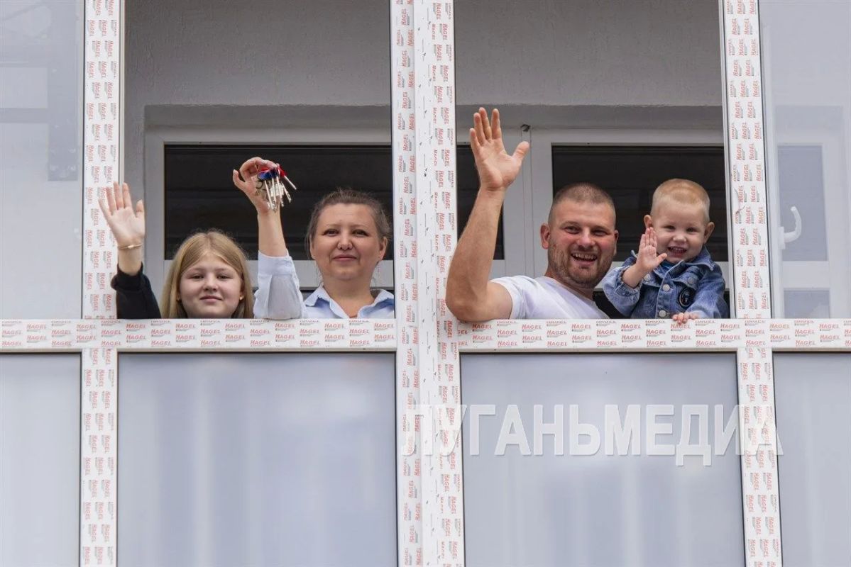 В ЖК «Дубрава» на квартале Якира в Луганске состоялось торжественное вручение ключей от квартир в первом отстроенном доме жилого комплекса