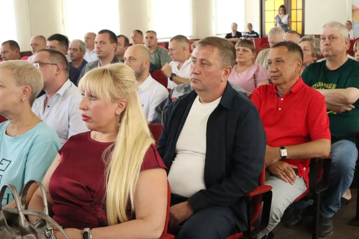 Роман Лысенко: Алчевск празднует День металлурга: чествование героев труда и взгляд в будущее Роман Лысенко: Алчевск празднует День металлурга: чествование героев труда и взгляд в будущее