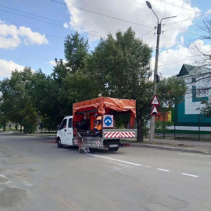 В рамках муниципального контракта, силами специалистов ГУП ЛНР "Луганский автодор" продолжаются работы по нанесению горизонтальной дорожной разметки на дорогах муниципального значения В рамках муниципального контракта, силами специалистов ГУП ЛНР "Луганский автодор" продолжаются работы по нанесению горизонтальной дорожной разметки на дорогах муниципального значения
