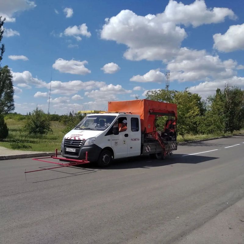 В рамках муниципального контракта, силами специалистов ГУП ЛНР "Луганский автодор" продолжаются работы по нанесению горизонтальной дорожной разметки на дорогах муниципального значения В рамках муниципального контракта, силами специалистов ГУП ЛНР "Луганский автодор" продолжаются работы по нанесению горизонтальной дорожной разметки на дорогах муниципального значения
